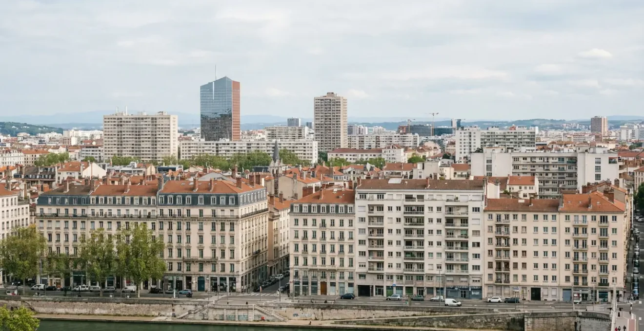 Vue panoramique de Lyon avec immeubles résidentiels haussmanniens et modernes, quartiers lyonnais typiques