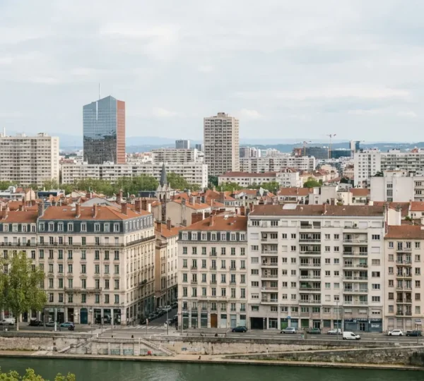 Vue panoramique de Lyon avec immeubles résidentiels haussmanniens et modernes, quartiers lyonnais typiques